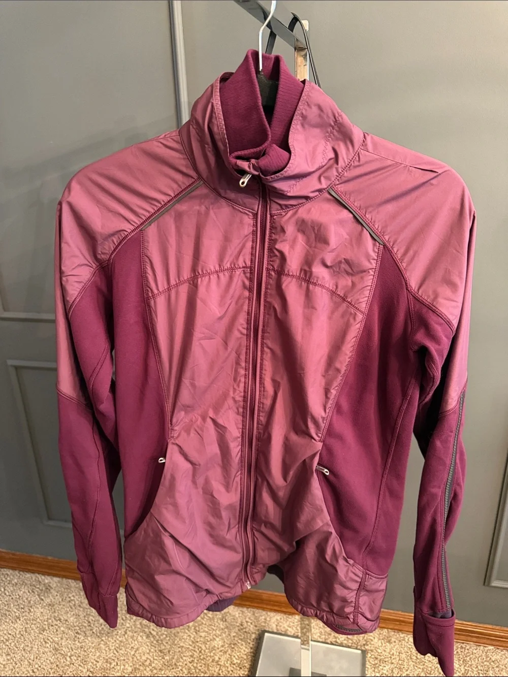 lululemon can’t stop jacket size 6?**